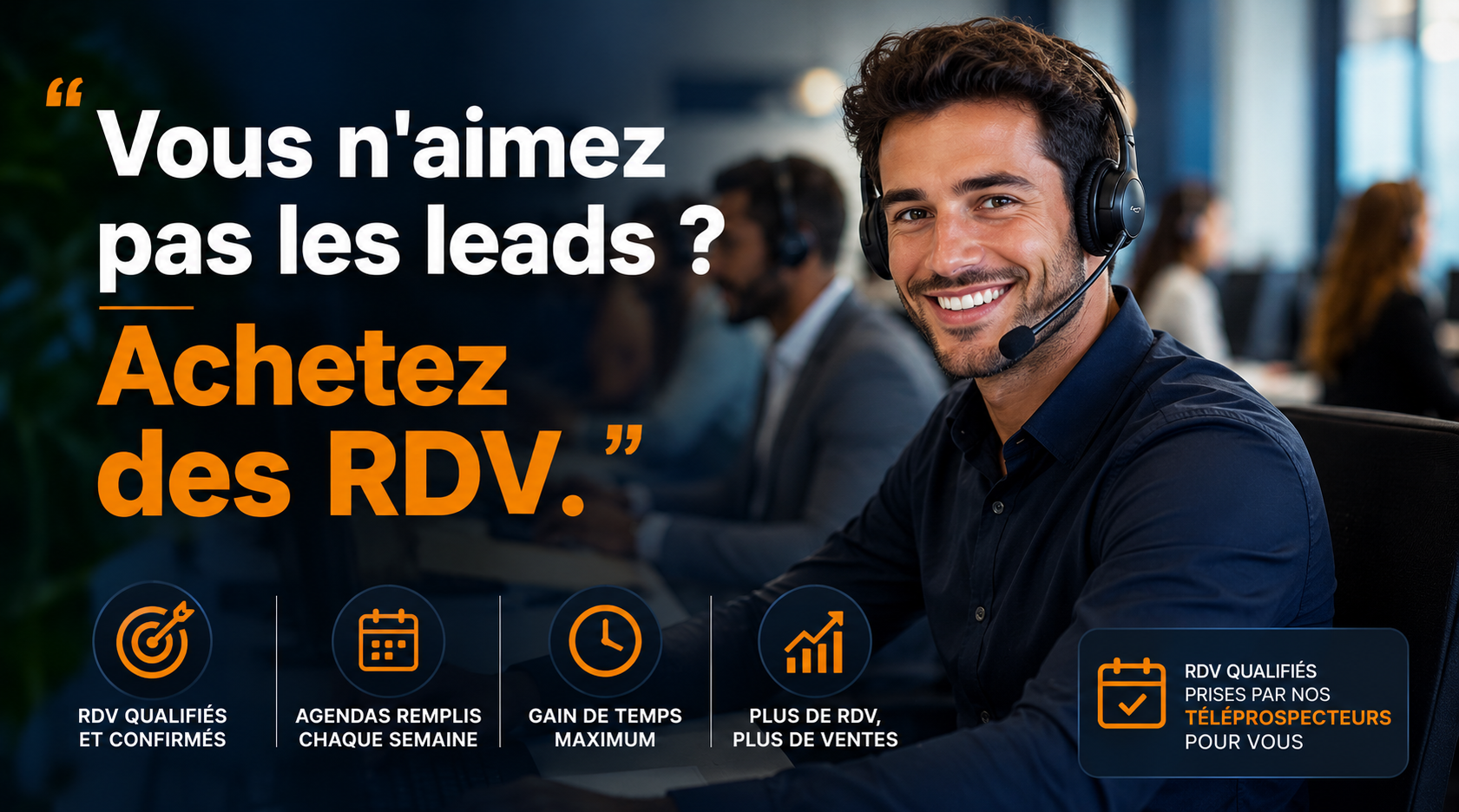 Téléprospecteur souriant avec casque en centre d’appels, illustrant un service de prise de rendez-vous qualifiés pour les entreprises.